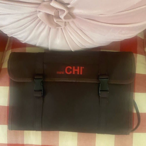 Chi hair styling with travel case super cute and spacious - flat iron - Picture 9 of 10